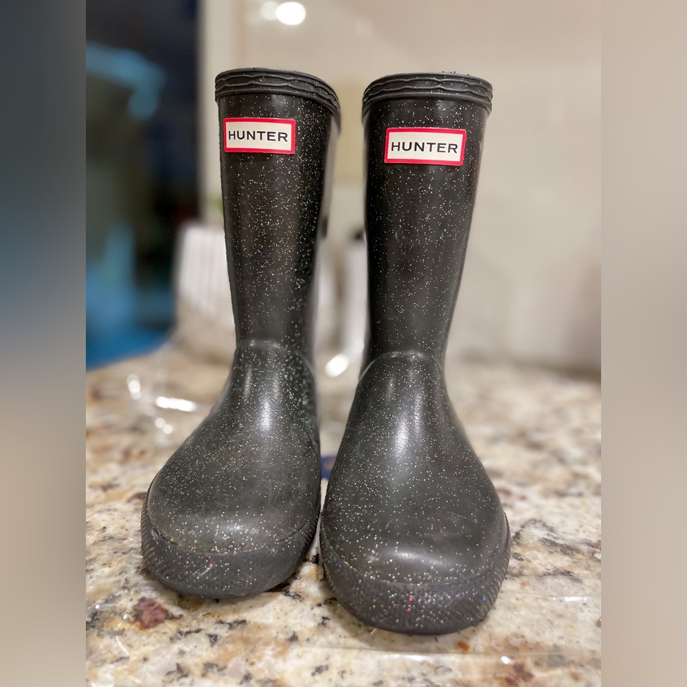 Kids Hunter boots. Size 11-12 Great condition, just a little dirty.